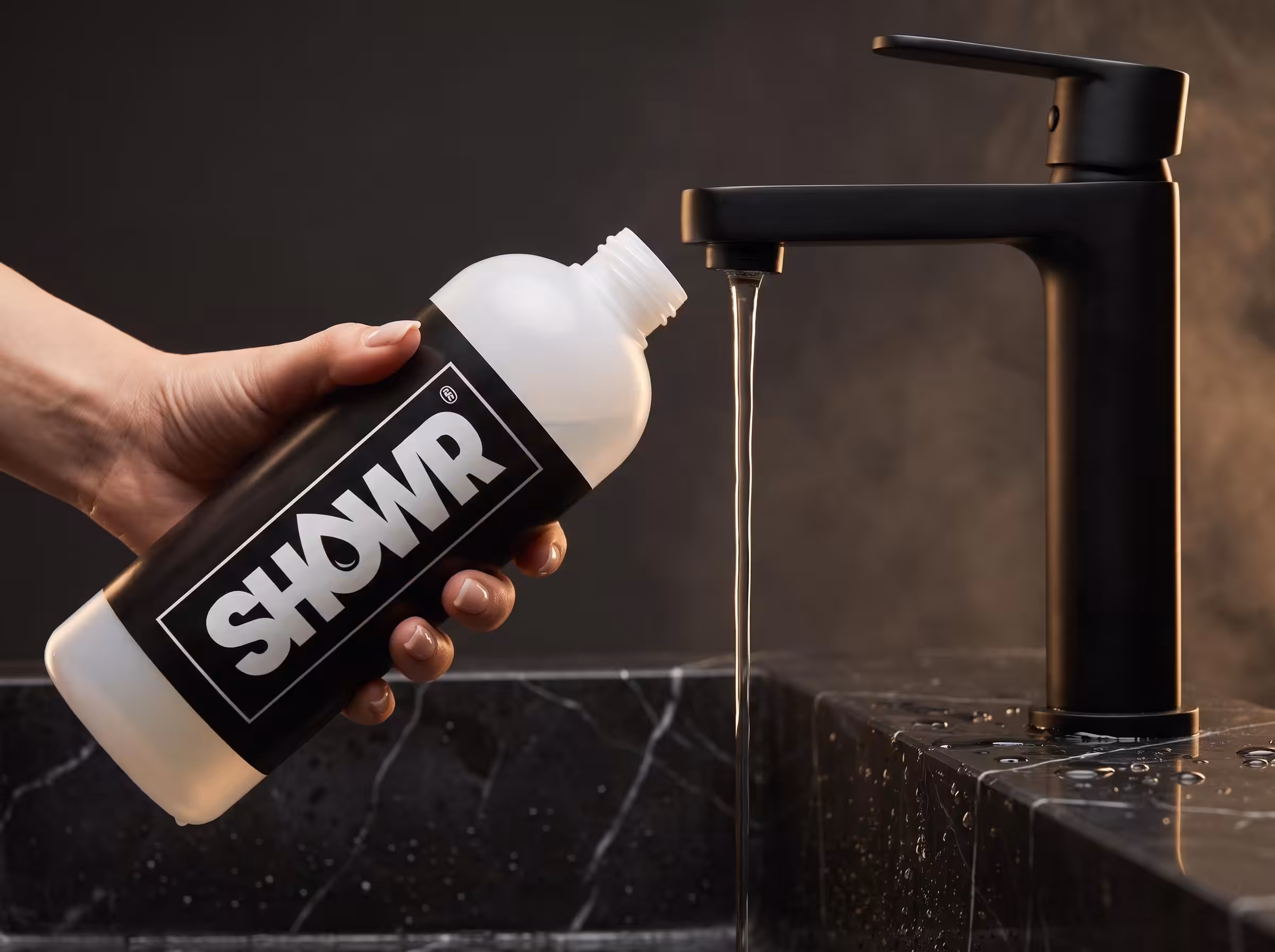 220 ml warmes Leitungswasser in den SHOWR Duschgel-Spender füllen