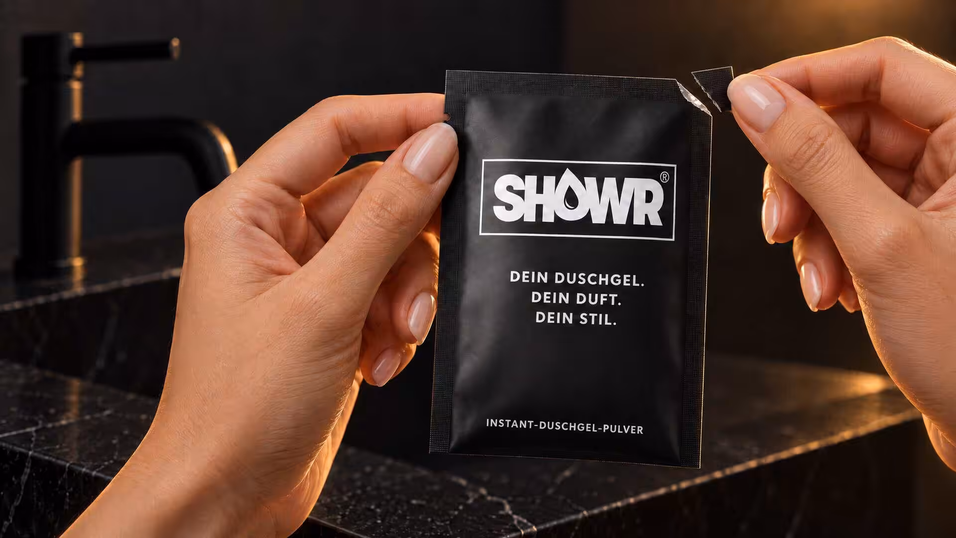 Hand reißt die Ecke des SHOWR Sachets mit Duschgel-Pulver an der Einkerbung sauber auf